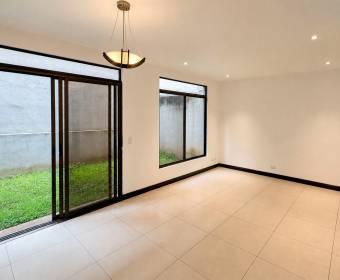 Casa de 2 plantas en venta en condominio en Ulloa de Heredia