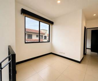 Casa de 2 plantas en venta en condominio en Ulloa de Heredia