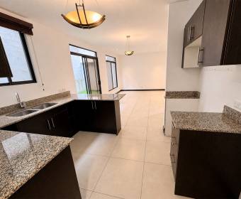 Casa de 2 plantas en venta en condominio en Ulloa de Heredia