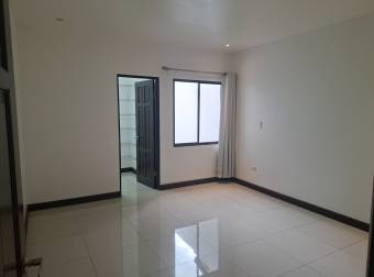 Se vende linda casa de una sola planta en La Floretsa