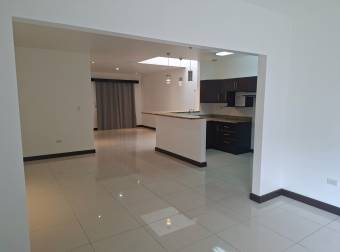 Se vende linda casa de una sola planta en La Floretsa