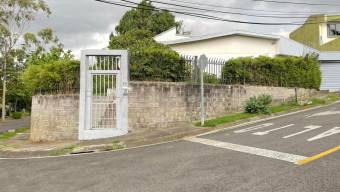 Venta de Casa Esquinera de una Planta en San Rafael de Escazú. RAH 27-289