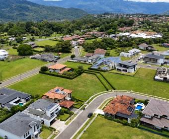 100% flat 880 m2 lot for sale in the Los Manzanos condominium, within Ciudad Hacienda Los Reyes in L