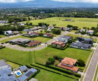 100% flat 880 m2 lot for sale in the Los Manzanos condominium, within Ciudad Hacienda Los Reyes in L