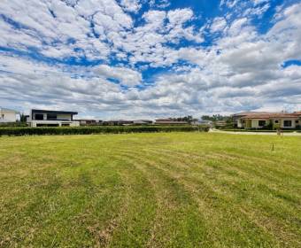 100% flat 880 m2 lot for sale in the Los Manzanos condominium, within Ciudad Hacienda Los Reyes in L