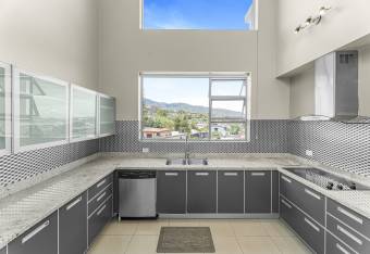 ALQUILER Lujoso Pent-house con 2 pisos en Escazú 