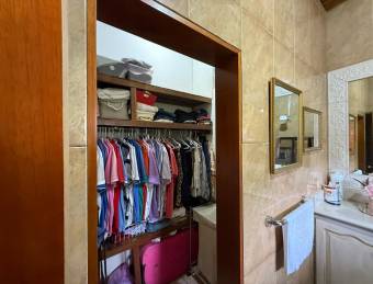 Venta de villa con casa principal, 20 apartamentos y piscina #26-545 GS
