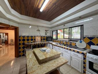 Venta de villa con casa principal, 20 apartamentos y piscina #26-545 GS