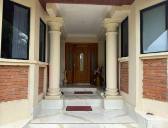 Venta de villa con casa principal, 20 apartamentos y piscina #26-545 GS