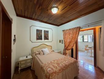Venta de villa con casa principal, 20 apartamentos y piscina #26-545 GS