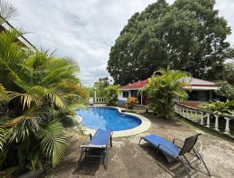 Venta de villa con casa principal, 20 apartamentos y piscina #26-545 GS