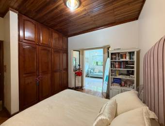 Venta de villa con casa principal, 20 apartamentos y piscina #26-545 GS