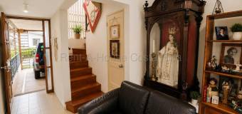 Se vende casa en Mercedes Montes de Oca 27-113