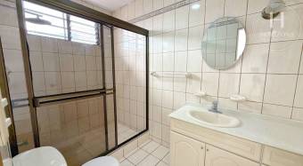 Se Vende Casa en Residencial El Pinar, San Pedro de Montes de Oca 3 Habitaciones más Ofici
