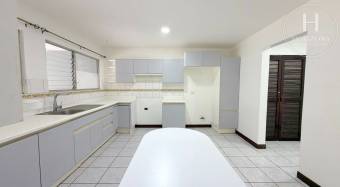 Se Vende Casa en Residencial El Pinar, San Pedro de Montes de Oca 3 Habitaciones más Ofici