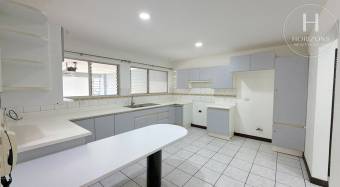 Se Vende Casa en Residencial El Pinar, San Pedro de Montes de Oca 3 Habitaciones más Ofici