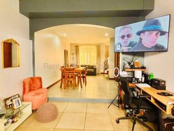 Se vende casa en Tirrases Curridabat 27-312