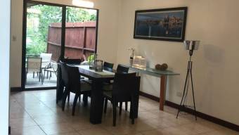 Se vende casa en Colón Mora 25-901