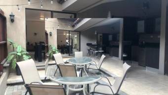 Se vende casa en Colón Mora 25-901