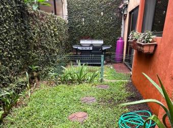 Se vende casa en Mora Colón 26-1021
