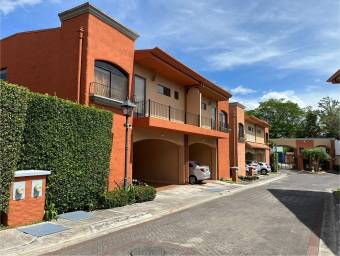 Se vende casa en Mora Colón 26-1021
