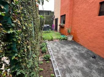 Se vende casa en Mora Colón 26-1021