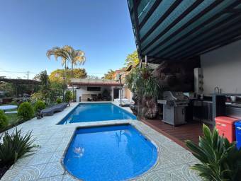 Se vende casa en Colón Mora 24-901