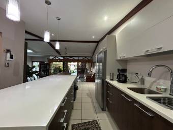 Se vende casa en Colón Mora 24-901