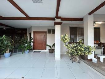 Se vende casa en Colón Mora 24-901