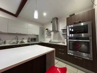 Se vende casa en Colón Mora 24-901