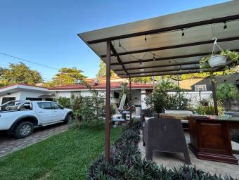 Se vende casa en Colón Mora 24-901