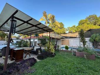 Se vende casa en Colón Mora 24-901