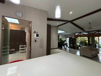 Se vende casa en Colón Mora 24-901