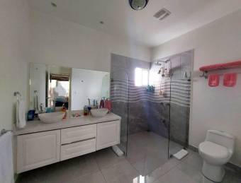 Se vende casa en La Guacima Alajuela 24-919