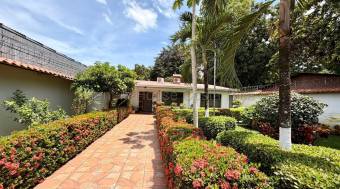 Venta de casa con piscina, rancho y estudio para generar ingresos #27-288 GS