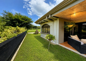 Single-story house for sale in the Las Vueltas condominium within Ciudad Hacienda Los Reyes in La Gu