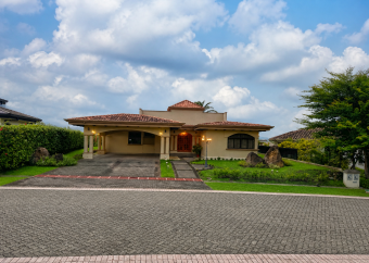 Single-story house for sale in the Las Vueltas condominium within Ciudad Hacienda Los Reyes in La Gu