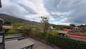 Se alquila casa en Piedades Santa Ana 27-132