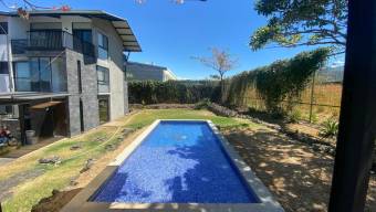 Se alquila casa en Piedades Santa Ana 27-132