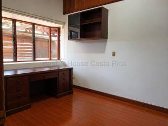 Se vende casa en Uruca Santa Ana 26-1971