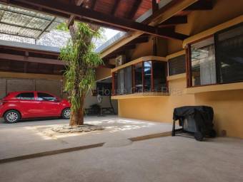 Se vende casa en Uruca Santa Ana 26-1971