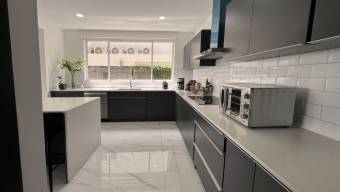 Se vende casa en San Rafael Escazú 26-710
