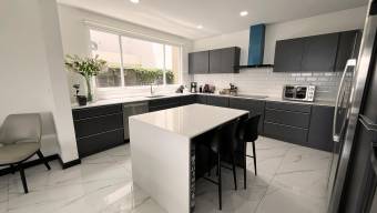 Se vende casa en San Rafael Escazú 26-710