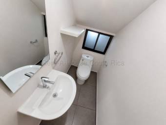 Venta de casa remodelada con amplio patio y amenidades #27-272 GS