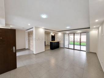 Venta de casa remodelada con amplio patio y amenidades #27-272 GS