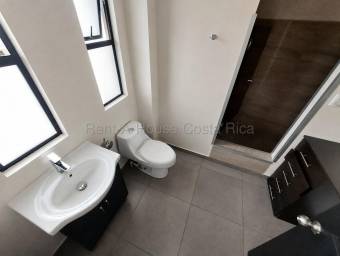 Venta de casa remodelada con amplio patio y amenidades #27-272 GS