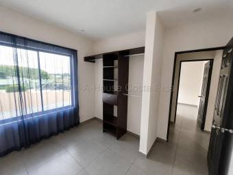 Venta de casa remodelada con amplio patio y amenidades #27-272 GS