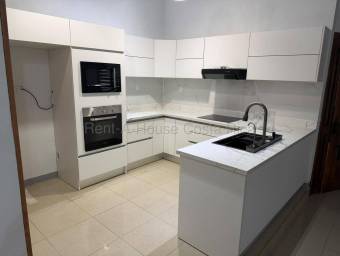 Venta de casa moderna con acabados de lujo y seguridad 24/7 #27-310 GS