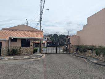 Se vende lote en Uruca Santa Ana 27-92