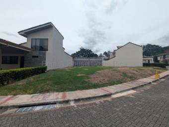 Se vende lote en Uruca Santa Ana 27-92